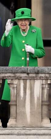 La reine Elisabeth II d'Angleterre choisit le vert flashy pour la cérémonie finale qui clôture les festivités du jubilé de platine de la reine à Londres, le 5 juin 2022.
