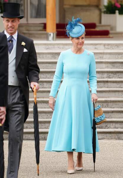 Le prince William accompagné de Sophie Rhys-Jones en presque total look bleu turquoise,  le 25 mai 2022.