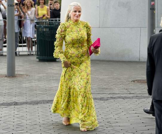 La princesse Mette Marit de Norvège en robe fluide jaune à Oslo, le 16 juin 2022. 