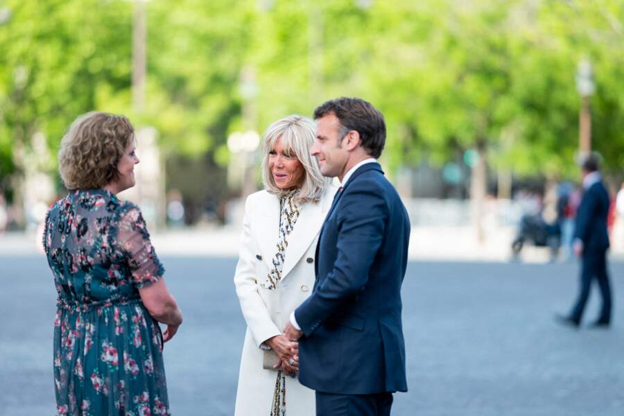 Brigitte Macron en robe et imper à Paris, France, le 2 juin 2022.