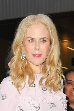 Nicole Kidman se rend à un évènement privé en compagnie de ses gardes du corps à New York. L'actrice porte une robe rose pâle, le 22 octobre 2017