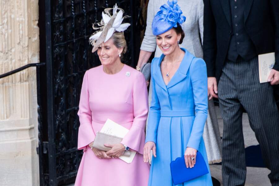 Kate Middleton en bleu électrique et Sophie Rhys-Jones en robe rose bonbon, le 13 juin 2022.