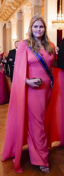 La princesse Catharina-Amalia des Pays-Bas en robe longue rose flashy au Palais d'Oslo, Norvège, le 17 juin 2022.