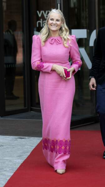 La princesse Mette Marit de Norvège est élégante avec une robe longue rose fuchsia à Oslo, le 10 juin 2022.