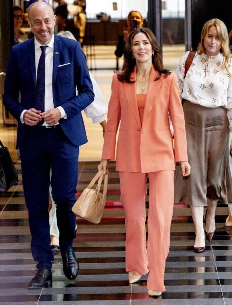 Veste de costume et pantalon de tailleur orange flashy pour la  princesse Mary de Danemark, le 20 juin 2022.  
