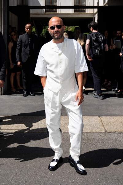Total look blanc pour le chanteur Giuliano Sangiorgi au défilé Giorgio Armani lors de la Fashion Week de Milan, le 20 juin 2022.