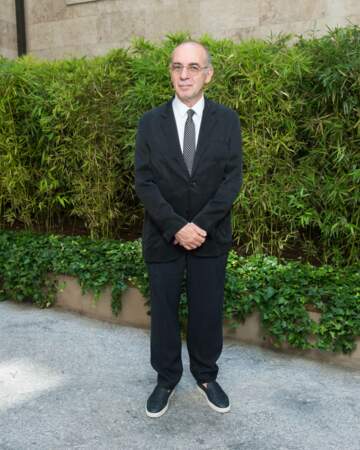 Le scénariste Giuseppe Tornatore en costume noir et baskets. 