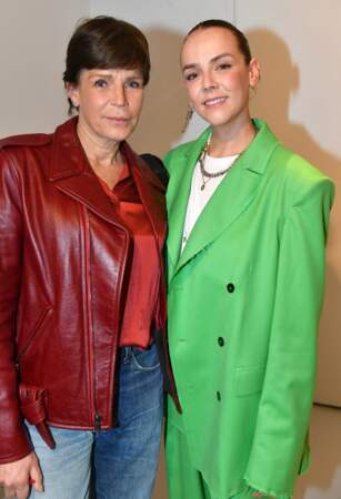 Pauline Ducruet en ensemble vert pomme et sa mère la princesse Stéphanie de Monaco assistent au défilé Alter Femme Automne/Hiver 2022/2023 lors de la Fashion Week de Paris le 1er mars 2022.