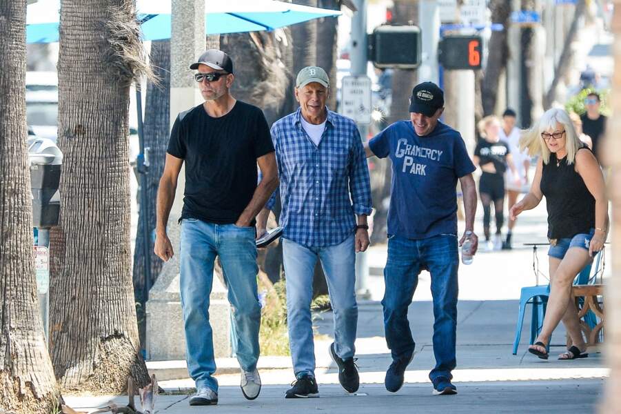Atteint d'aphasie, Bruce Willis apparaît en forme dans les rues de Los Angeles, le 20 juin 2022