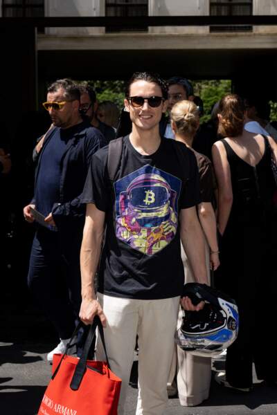 T-shirt à inscriptions pour le mannequin Federico Novello  au défilé Giorgio Armani,  le 20 juin 2022.