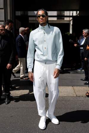Le basketteur américain Jordan Clarkson dans un ensemble sportwear pour au défilé Giorgio Armani, le 20 juin 2022.