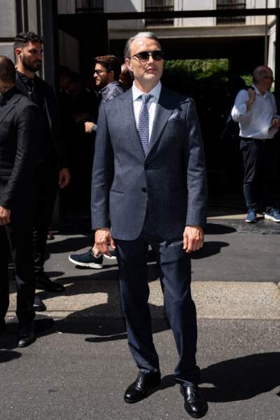 L'acteur Mads Mikkelsen  se glisse dans un costume gris foncé au défilé Giorgio Armani, le 20 juin 2022.