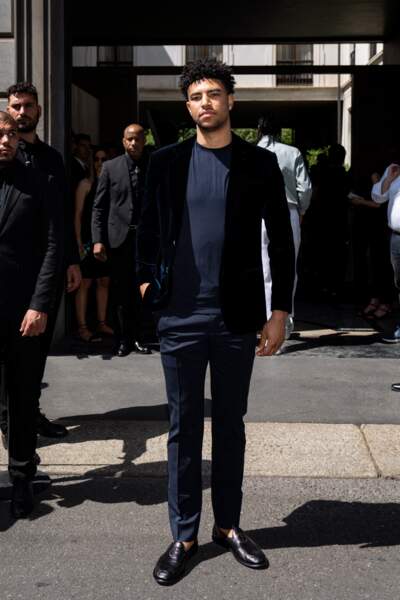 Quentin Grimes, le basketteur des Knicks de New York en veste en velours et mocassins en cuir au défilé Giorgio Armani, le 20 juin 2022.