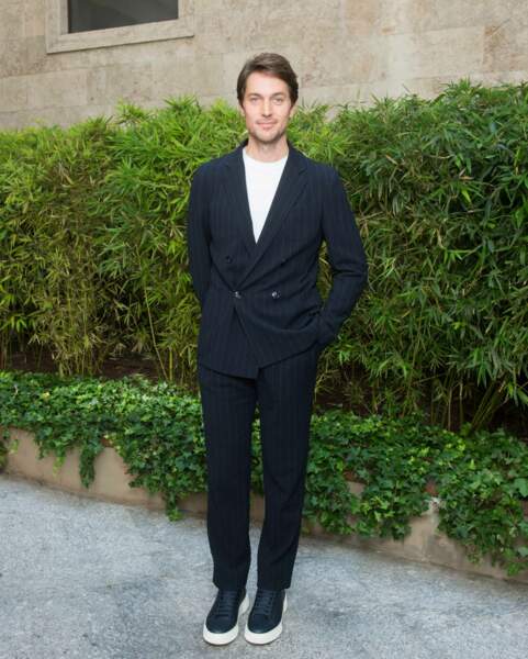 Lucas Bravo, l'acteur de la série Netflix Emily in Paris,  au défilé Giorgio Armani,  le 20 juin 2022.