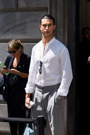 Chemise blanche et pantalon gris chiné pour le mannequin Mattia Narducci au défilé Giorgio Armani, le 20 juin 2022.