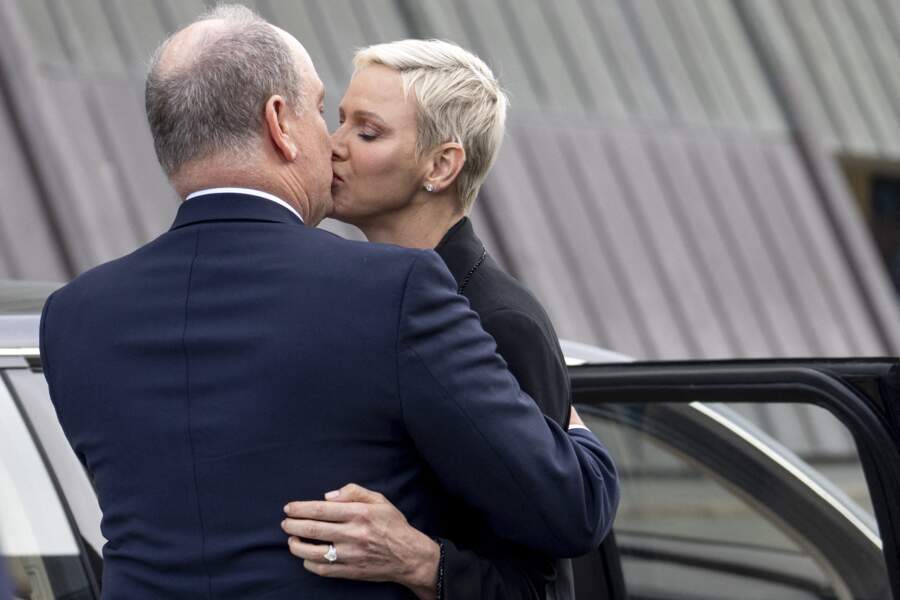 Le tendre baiser entre le prince Albert de Monaco et son épouse Charlène lors de l'inauguration de l'exposition "Sailing the Sea of Science, Scientist and explorer", le 22 juin 2022