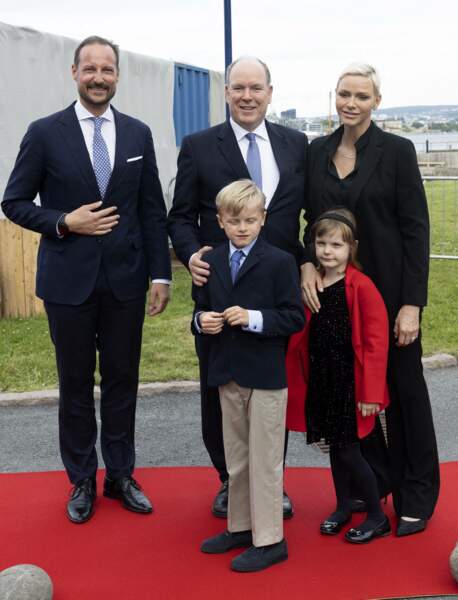 Albert II de Monaco prend la pose avec Charlene et leurs enfants pour l'inauguration d'une exposition, ce 22 juin