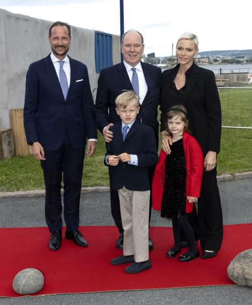 Albert II de Monaco avec Charlene et leurs jumeaux à l'inauguration du exposition, le 22 juin 