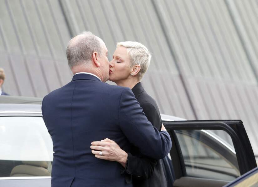 Charlene et Albert de Monaco s'embrasse sous l'oeil des photographes, en Norvège, le 22 juin