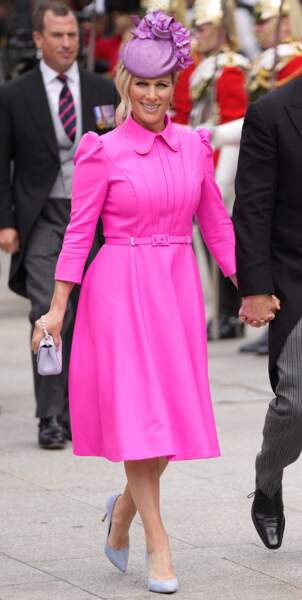 Zara Phillips porte une robe rose fuchsia de la marque Laura Green London, le 3 juin 2022.