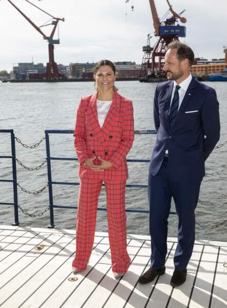 La princesse Victoria de Suède en costume à carreaux flashy de la griffe By Melina, le 4 mai 2022. 