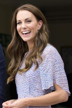 Kate Middleton souriant lors d'une visite à l'organisme de bienfaisance pour le logement, le 23 juin