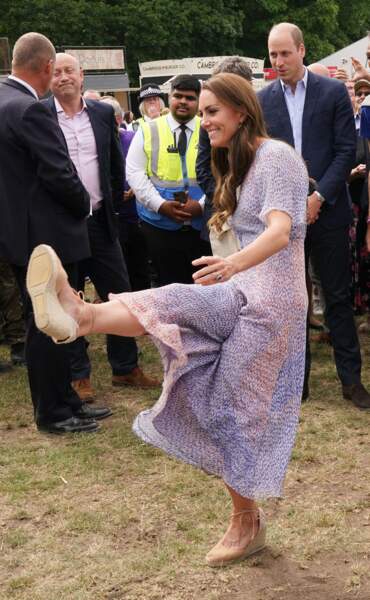 Kate Middleton montre ses talens de footballeuse lors d'une visite à la toute première journée du comté de Cambridgeshire à l'hippodrome July à Newmarket