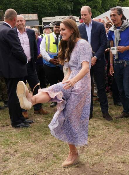 Le prince William admire sa femme lors d'une partie de football, ce 23 juin