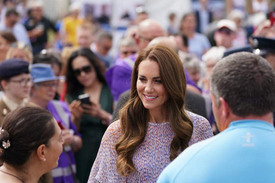 Kate Middleton souriante entourée de monde à Newmarket, Royaume Uni, le 23 juin