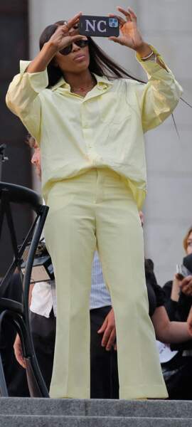 Naomi Campbell et son ensemble chemise-pantalon jaune pastel, le 23 juin 2022. 