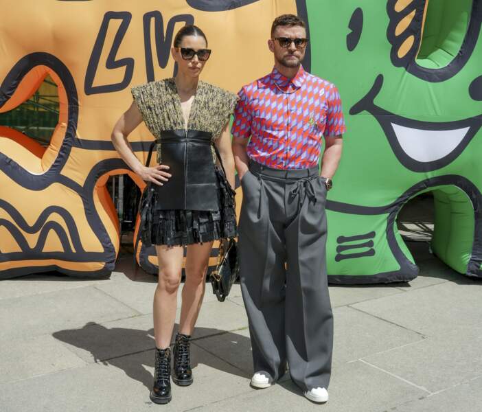 Justin Timberlake et sa femme Jessica Biel qui se glisse dans une robe ouverte et signée Louis Vuitton au défilé Hommes de Prêt-à-porter Printemps-Été 2023 de la marque. 
