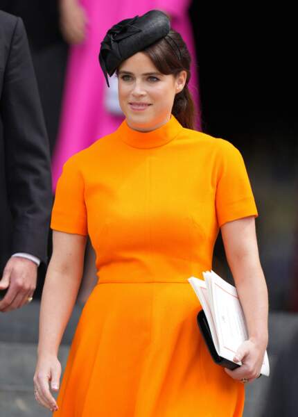 La princesse Eugenie d'York craque pour une robe à col montant orange néon de la marque Emilia Wickstead, le 3 juin 2022.