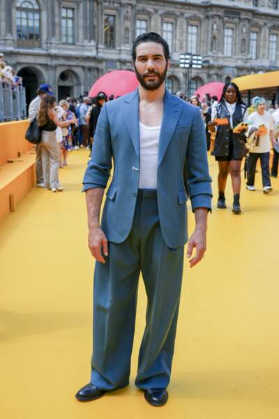 L'acteur Tahar Rahim en costume bleu flashy au défilé Homme  de chez Louis Vuitton. 