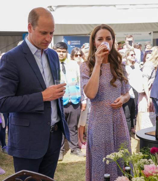 La duchesse boit une bière avec le prince William lors d'une sortie, le 23 juin