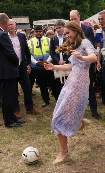 Kate Middleton s'amuse comme une enfant lors d'une visite à la toute première journée du comté de Cambridgeshire à l'hippodrome July à Newmarket