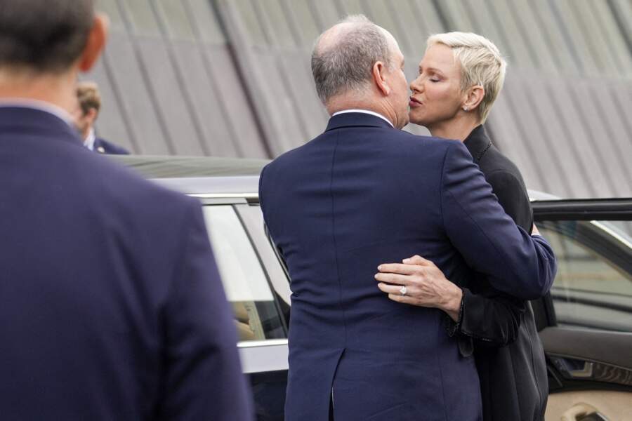 Charlene et Albert de Monaco s'embrassent devant le Fram Museum à Oslo le 22 juin 2022