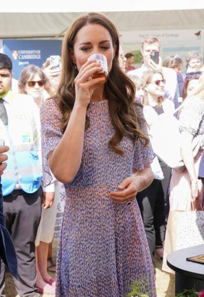 Kate Middleton déguste une bière fraîche à l'hippodrome July à Newmarket, le 23 juin