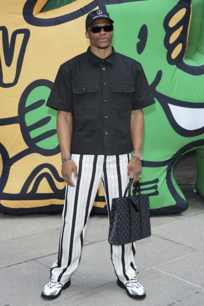 Le basketteur Russell Westbrook en pantalon rayé et chemise à manches courtes au défilé Louis Vuitton, le 23 juin 2022. 