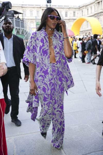 Naomi Campbell est élégante dans un ensemble chemise et pantalon fluide violet lors du défilé Homme printemps-été 2023 Louis Vuitton.  