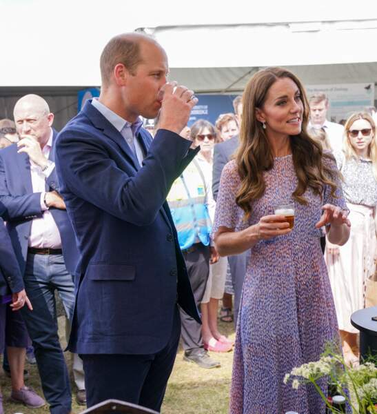 Le prince William avec son épouse Kate Middleton  lors d'une visite à la toute première journée du comté de Cambridgeshire à l'hippodrome July à Newmarket