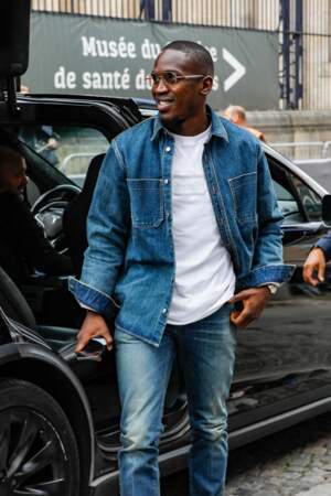 Souleymane Cissokho, le boxeur français adopte le total look en denim lors du défilé  Homme printemps-été 2023 Dior. 