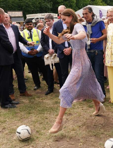 Kate Middleton joue avec le ballon rond lors d'une visite à la toute première journée du comté de Cambridgeshire