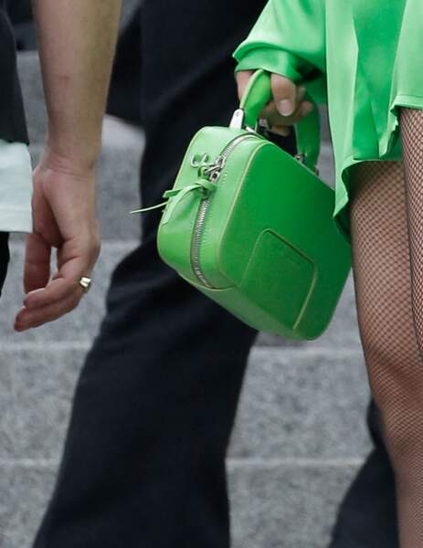 Louane Emera et son mini-sac vert au défilé de mode Hommes printemps-été "AMI" au Sacré Coeur à Paris. 