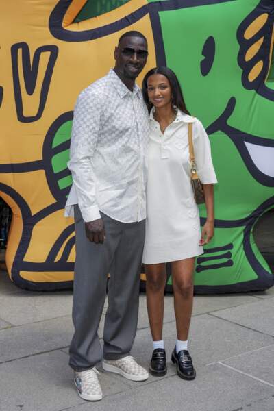 Omar Sy avec sa fille. Il pose en chemise blanche Louis Vuitton et Baskets de la collaboration Nike & Louis Vuitton, le 23 juin 2022. 