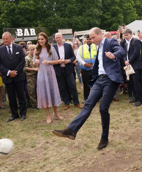 Le prince William joue au football à l'hippodrome July à Newmarket, le 23 juin