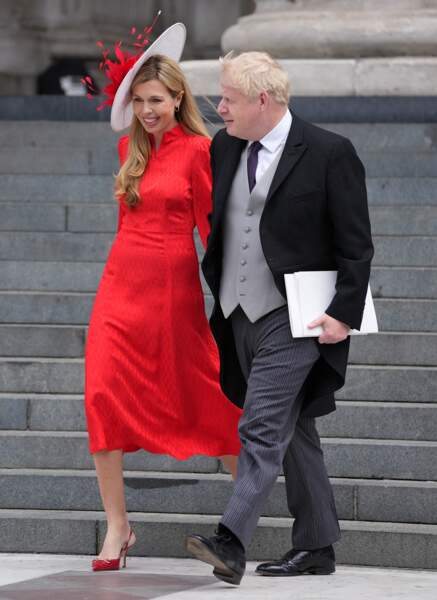 Le Premier ministre britannique Boris Johnson et sa femme Carrie en robe rouge Beulah London d'une valeur de 524€, le 3 juin 2022.