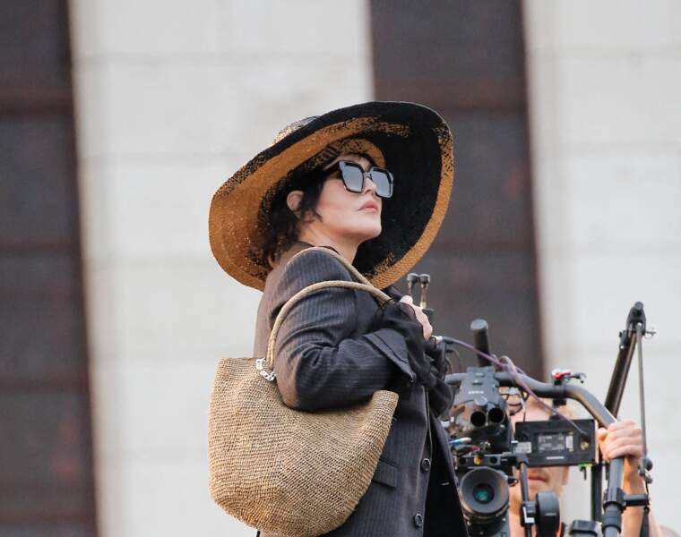 Sac en osier, chapeau XXL et lunettes de soleil impressionnantes...Isabelle Adjani fait sensation à son arrivée au défilé Hommes printemps-été "AMI" au Sacré Coeur à Paris