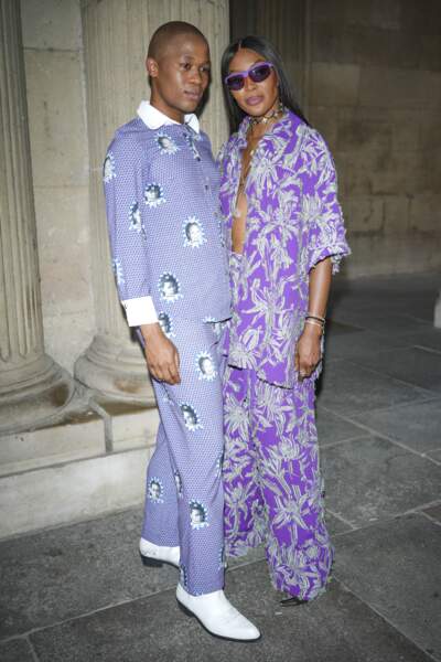 Naomi Campbell porte un ensemble fluide et violet au défilé de mode Homme printemps-été 2023 de Louis Vuitton. Elle assortit sa tenue d'une paire de lunettes de soleil du même coloris dans la cour Carrée du Louvre à Paris, le 23 juin 2022.