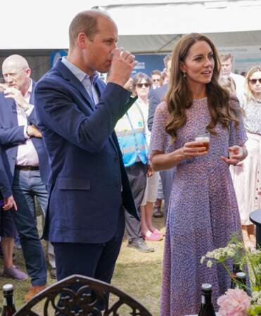 Le prince William boit une bière avec Kate Middleton lors d'une visite du comté de Cambridgeshire à l'hippodrome July à Newmarket