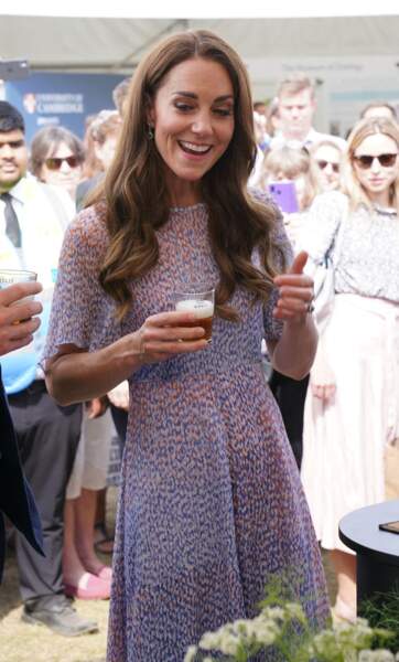 Kate Middleton s'octroie une petite bière lors d'une visite à la toute première journée du comté de Cambridgeshire à l'hippodrome July à Newmarket, Royaume Uni, le 23 juin